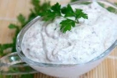 10 рецептов сметанного соуса к салатам, мясу, гарнирам и не только